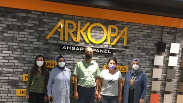 Bölüm öğretim üyelerimiz yaz stajı kapsamında Arkopa Ahşap Panel' de eğitimini sürdüren Zeynep Tahtasakal'ı işyerinde ziyaret ettiler.