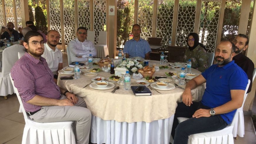 ölümümüz Öğretim Üyelerinden Prof.Dr. Erkan Köse ve Dr.Öğr.Üyesi Gülçin Canbulut 2020 mezunlarından Seferoğlu Elektrik'te çalışan Nisa Bahar Vural ve Gümüşsuyu Halı'da çalışan Soner Aslanve Berkay Düzenli'yi iş yerlerinde ziyaret etmişlerdir.