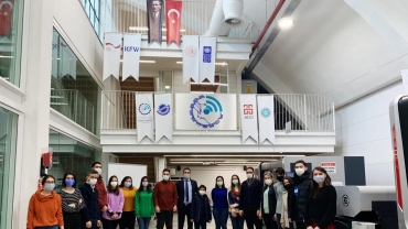Orta Anadolu Kalkınma Ajansı, Kayseri Model Fabrika A.Ş. ve Nuh Naci Yazgan Üniversitesi Endüstri Mühendisliği Bölümü arasında imzalanan verimlilik tecrübe paylaşım programı birinci dönemi işbirliği protokolü kapsamında bölümümüz öğrencileri Kayseri Model Fabrikada Eğitim almaya başlamışlardır.