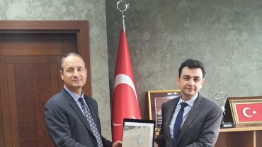 Bölüm öğretim üyelerimiz Kayseri Ulaşım A.Ş. 'ye Genel Müdür olarak atanan Sayın Mehmet CANBULUT'u makamında ziyaret ettiler.